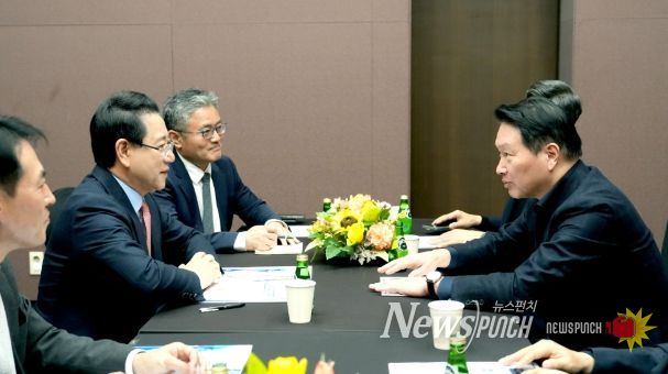 김영록 전라남도지사가 3일 서울 코엑스 오픈미팅룸에서 최태원 SK그룹 회장과 면담을 갖고 ‘오픈AI AI데이터센터’ 등과 관련해 투자협의를 하고 있다.