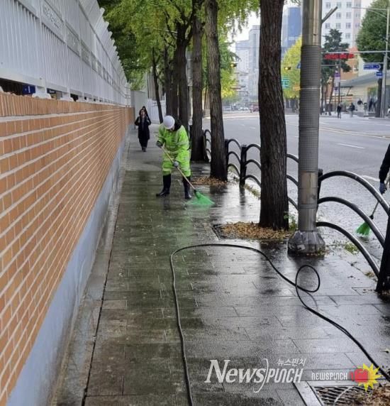 가을철 낙엽·은행 열매 집중 청소 사진