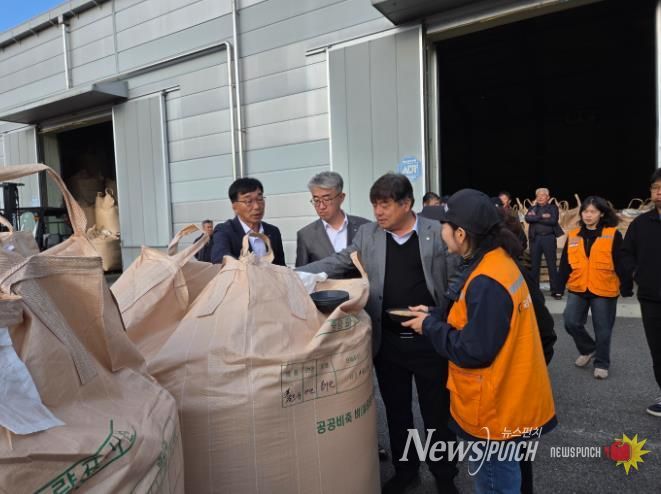 충주시 2025년산 공공비축미곡 수매현장 (관계자들이 벼 품질을 확인하고 있다