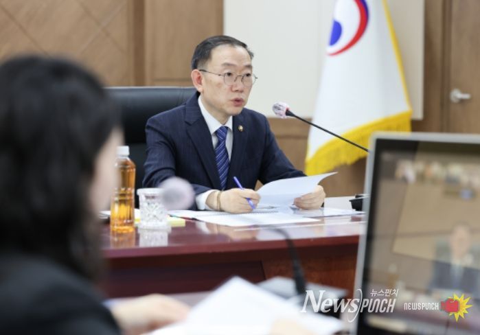 이명구 관세청장이 3일 정부대전청사에서 주요 국가에 파견된 관세관들과 외교현안 점검회의를 화상으로 개최하고 있다.