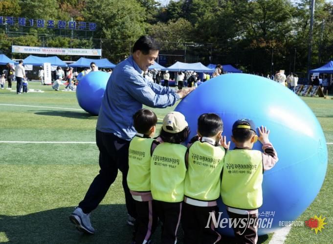 이승로 성북구청장이 아이들과 함께 행사를 즐기고 있다