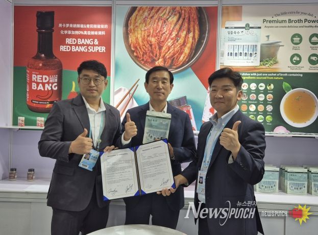 충주시, 중국 신위시와 우호교류 협약 체결(광저우 수출입상품 교역회에서 수출계약 사진-왼쪽부터(주)코어그린 강민규 상무, 조길형 충주시장, 관계자)