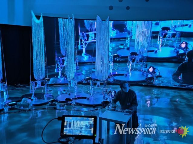 권병준 작가가 프리뷰 퍼포먼스를 진행하고 있다.