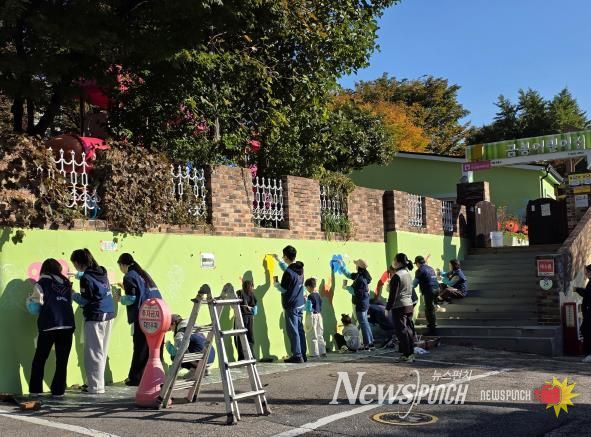 지난 1일 성동구와 SM엔터가 함께 구립금봉어린이집 노후 시설에 벽화를 조성 중인 모습
