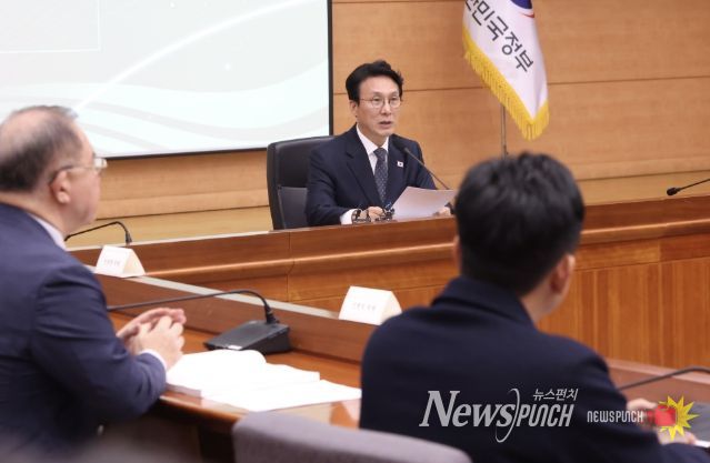 김민석 국무총리가 10일 세종대로 정부서울청사에서 열린 2050 탄소중립녹색성장위원회 제5차 전체회의를 주재하고 있다.