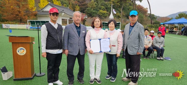 선수 선서 기념사진(왼쪽부터 김종석 선수, 정형찬 화순군체육회장, 송영숙 화순군그라운드골프협회장, 양금남 선수, 조영택 전남그라운드골프협회장