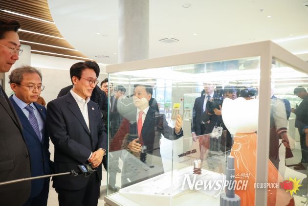 김민석 국무총리가 11일 강원도 원주시 원주 의료기기 클러스터 내 네오바이오텍을 방문, 시찰을 하고 있다.