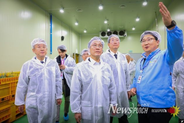 김민석 국무총리가 11일 강원도 원주시 원주푸드종합센터를 방문, 로컬푸드 유통 현장을 점검하고 있다.