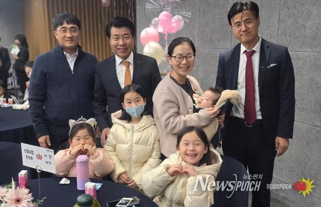 서강석 송파구청장이 결연을 맺은 다자녀가정-참여기업과 기념 촬영을 하고 있다.