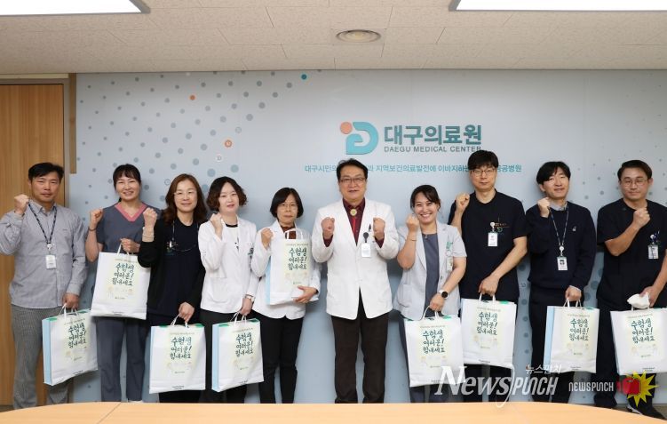 수능 앞둔 임직원 자녀에게 합격기원 선물 전달