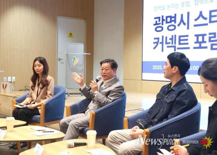 박승원 광명시장이 12일 오후 광명업사이클아트센터에서 열린 ‘광명시 스타트업 커넥트 포럼’의 토크콘서트에 참석해 발언하고 있다.