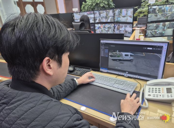 금산군 관제 요원이 인공지능 영상분석 솔루션을 활용해 관련 업무를 하고 있다.