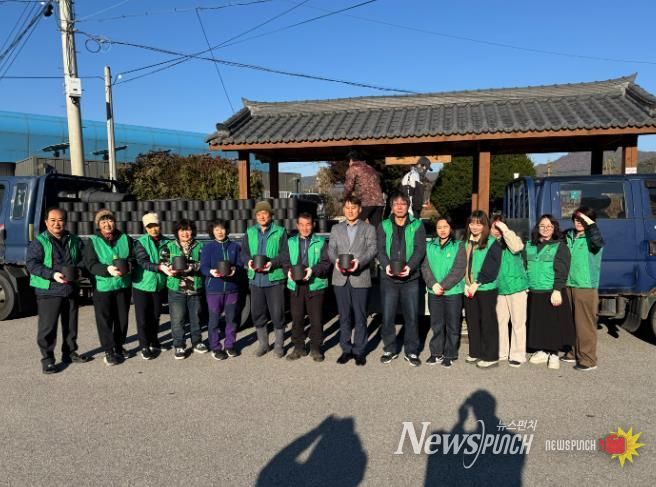 철원군 김화읍 새마을 부녀회·지도자협의회, 사랑의 연탄 나눔 봉사 실시