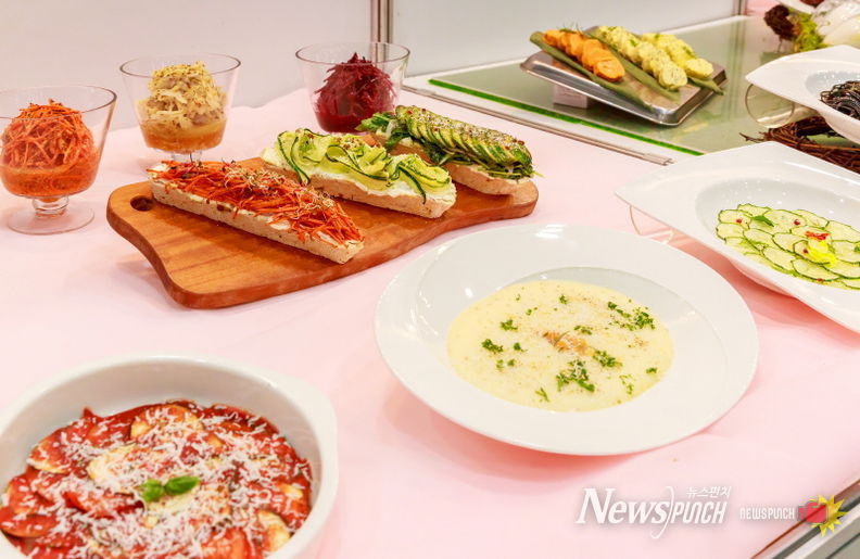 '2025 대한민국 국제요리 & 제과경연대회'에 출품한 김성현 대표의 헬스푸드 요리