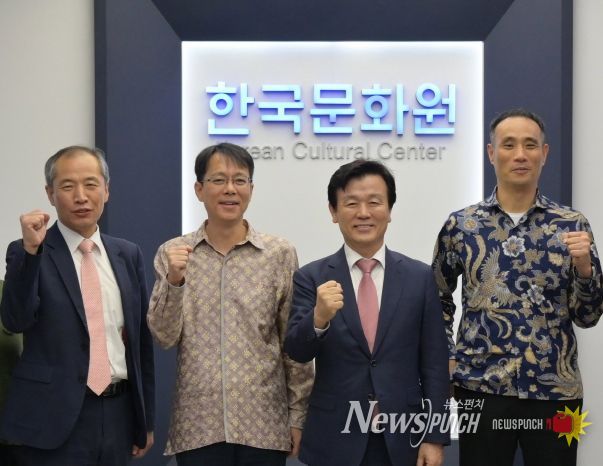 진주시, 인도네시아와 교류협력·수출지원 … 200만불 계약 성과 이끌어-문화원 방문 (왼쪽에서 두번째 김용운 주인도네시아 한국문화원장)