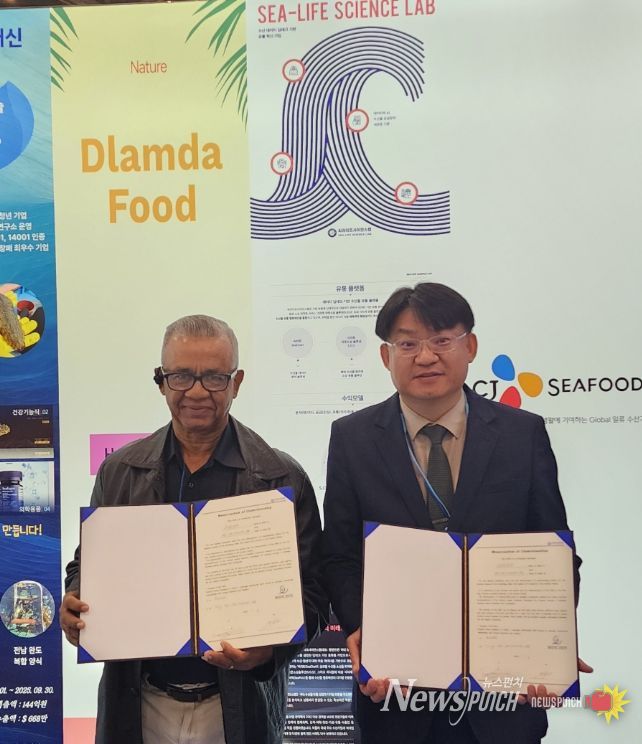 새우양식협회 상임이사 JAVIER AMADOR 씨와 ㈜씨라이프사이언스랩 정영인 대표