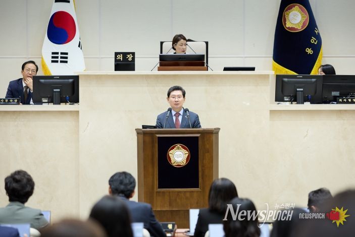 이상일 용인특례시장이 14일 '용인특례시의회 제297회 본회의'에서 시정연설을 통해 2026년 시정운영 방향을 제시했다.