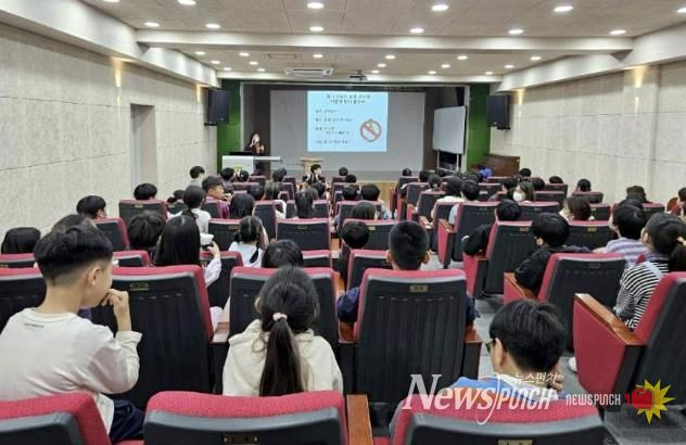 서대문구가 미동초등학교에서 금연교육을 실시하고 있다.