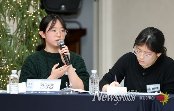 지난 15일 호남대학교 성인관 국제회의실에서 열린 ‘2025 청소년 토론한마당’에서 ‘청소년 실습(인턴) 활동의 노동 인정’ 주제로 학생들이 열띤 토론을 펼치고 있다.