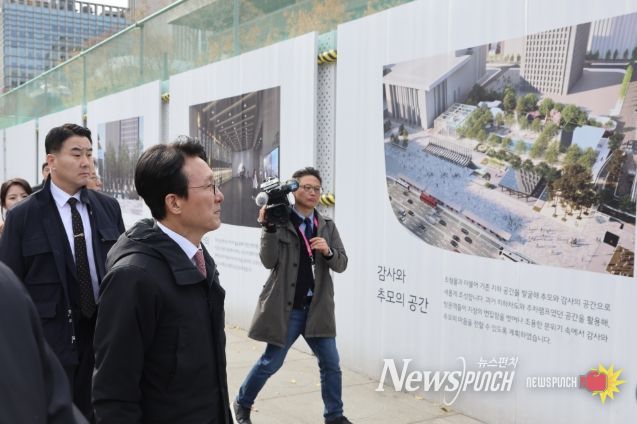 김민석 국무총리가 17일 광화문광장에 조성중인 '감사의 정원' 공사 현장을 방문, 외곽 펜스에 그려진 조감도를 살펴보고 있다.