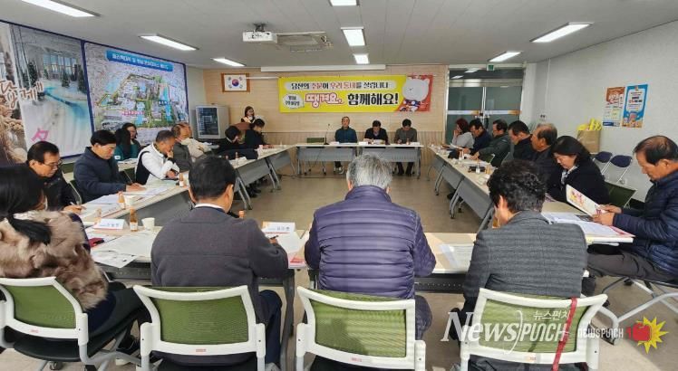 18일 내이동 행정복지센터에서 지역경제과 직원들이 통장들에게 땡겨요 운영 방식과 혜택을 설명하고 있다.