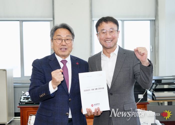 강기정 광주광역시장이 19일 국회를 방문해 한병도 예산결산위원장에게 '2026년도 광주시 핵심 국비 사업'의 필요성을 설명하고 내년도 예산에 추가 반영될 수 있도록 요청하고 있다. /광주광역시 제공