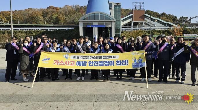 한국가스안전공사 경기서부지사 등 6개 기관 관계자들이 19일 한대앞역 광장 일원에서 겨울철 가스안전 합동 캠페인을 진행하고 있다.