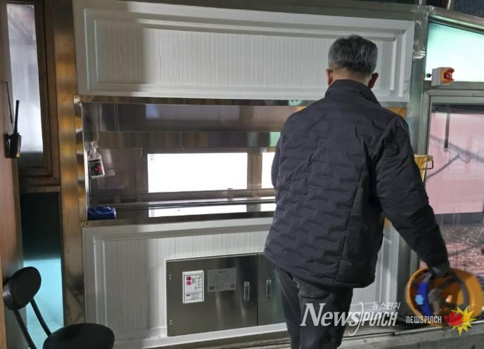 제3땅굴 보도관람로에 설치된 건조살균기 입구