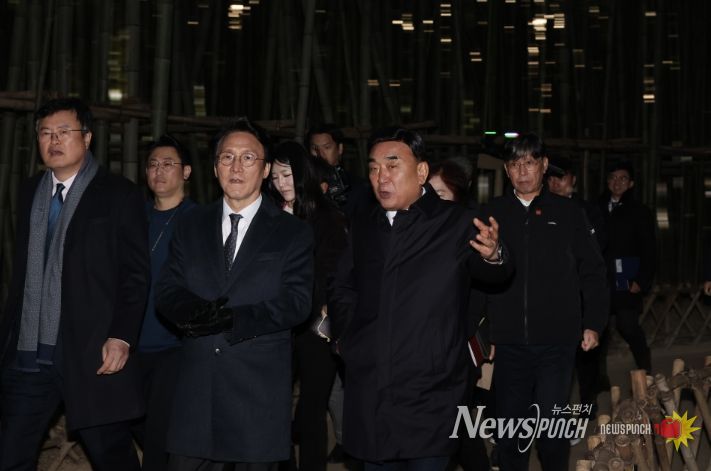 김민석 국무총리가 19일 무장애 관광수용태세 점검차 울산시 중구 태화강 국가정원을 방문, 김두겸 울산시장과 십리대숲길을 걷고 있다.