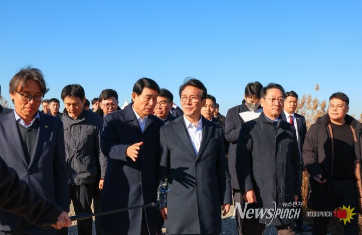 김민석 국무총리가 21일 인천 서구 수도권매립지를 방문, 3-1매립장 위생매립 현황 및 2매립장 상부공간 활용대책에 대해 브리핑을 받으며 점검을 하고 있다.