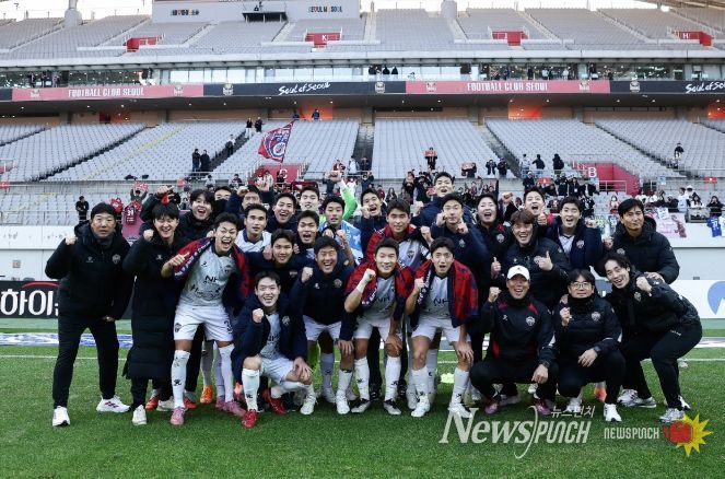 11월 22일 서울 원정경기에서 승리한 김천상무 선수단이 승리샷을 찍고 있다