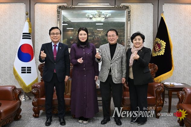 서울시의회를 방문한 울란바타르시의회 행정위원장과 서울시의원들이 기념사진을 찍고 있다. (왼쪽부터 강석주 서울시의원, 울란바타르시의회 행정위원장, 이종환 서울시의회부의장, 김영옥 보건복지위원장)
