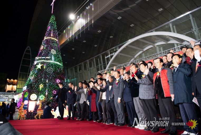 구미역 광장, 성탄트리 밝혀…시민과 함께 따뜻한 겨울 연다(성탄트리, 단체사진)