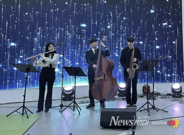 22일 열린 무봉산자연휴양림 별빛콘서트에서 '온음'이 공연하고 있다