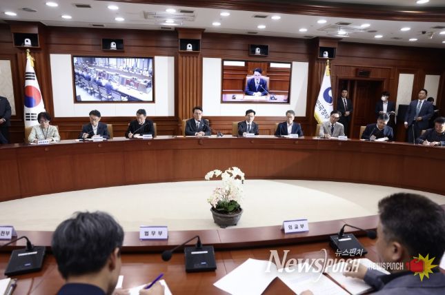 김민석 국무총리가 24일 세종대로 정부서울청사에서 열린 헌법존중 정부혁신 TF 간담회를 주재하고 있다.