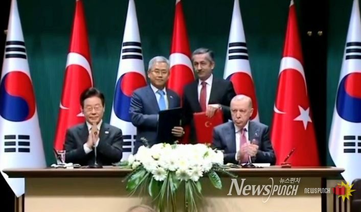 튀르키예 대통령궁에서 양국 정상 임석하에 MOU 체결(왼쪽부터 대한민국 대통령 이재명, 한국전력 사장 김동철, 튀르키예 원자력공사 사장 네자티 야마치, 튀르키예 대통령 에르도안)