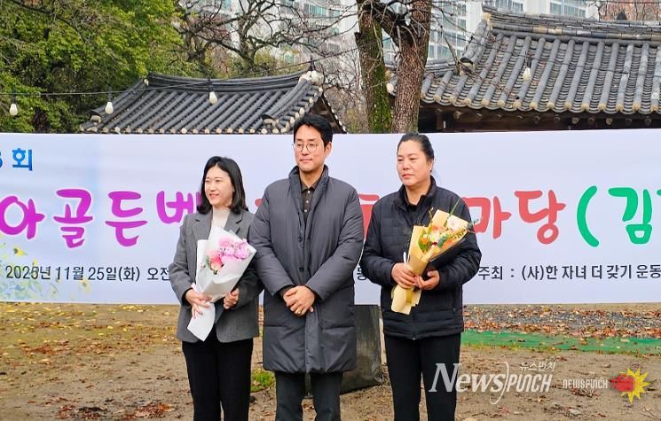 노기수 대덕구청장(사진 가운데)이 25일 동춘당공원에서 열린 ‘제13회 육아 골든벨 및 가족놀이마당 행사’에 참석해 출산장려유공 표창장을 전달하고 표창 대상자들과 기념 촬영을 하고 있다.