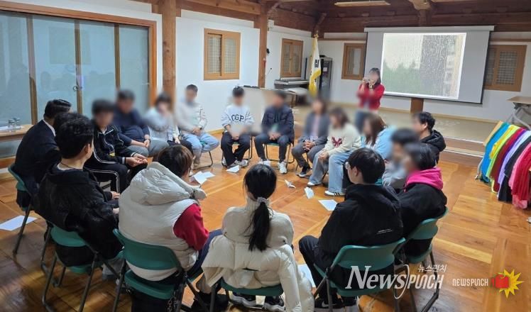 「2025년 청소년 디지털 디톡스 캠프」에 참가한 청소년과 가족들이 가족심리극 '통하는우리집' 프로그램에 참여하고 있다