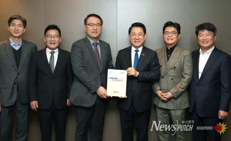 김영록 전라남도지사가 25일 서울 여의도에서 유병서 기획재정부 예산실장과 간담회를 갖고 2026년 국회 증액 핵심사업이 차질없이 반영되도록 지원을 요청한 뒤 전남의 주요 현안사업 건의 내용을 전달하고 있다.