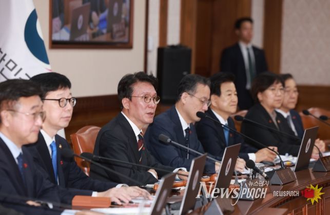 김민석 국무총리가 25일 세종대로 정부서울청사에서 열린 국무회의를 주재, 모두발언을 하고 있다.