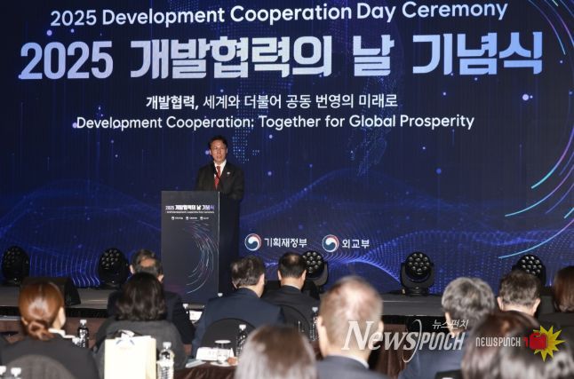 김민석 국무총리가 25일 중구 플라자호텔에서 열린 개발협력의 날 기념식에 참석, 기념사를 하고 있다.