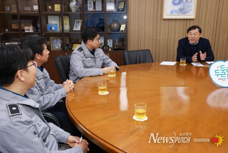 울산 동구는 26일 구청장실에서 김종훈 동구청장과 허규 울산경찰청 기동순찰대장 등이 참석해 연말연시를 맞아 주민 안전을 위한 치안 강화 방안 마련 간담회를 가졌다.