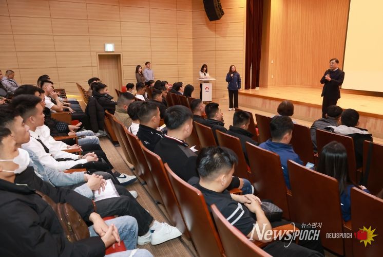 울산 동구는 26일 5층 중강당에서 신규 입국한 베트남 출신 외국인 근로자 40명을 대상으로 슬기로운 동구생활 설명회를 갖고 김종훈 동구청장이 참석해 인사말 및 단체 기념촬영을 하고 있다.