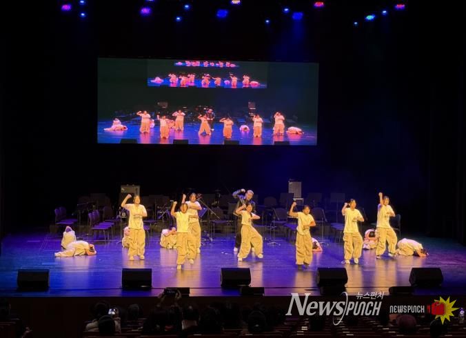 <꿈의무용단 영덕> 단원들이 11월 22일 영덕문화예술축제 오프닝 무대에서 공연을 펼쳤다.