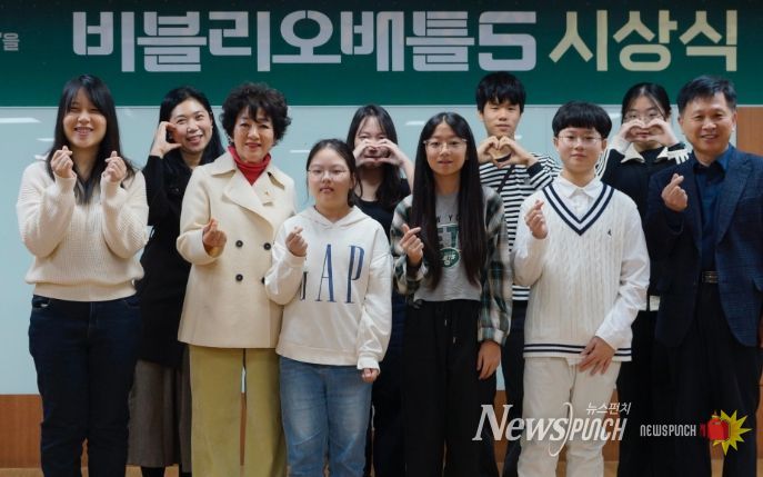 시상식에서 안필연 대표이사(좌측 세번째), 정구선 도서관본부장(우측 첫 번째)이 수상자들과 포즈를 취하고 있다.