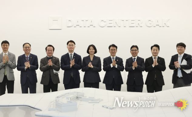 김민석 국무총리가 27일 세종 행복대로 네이버데이터센터 각 세종에서 열린 현장 간담회를 주재하고 있다.