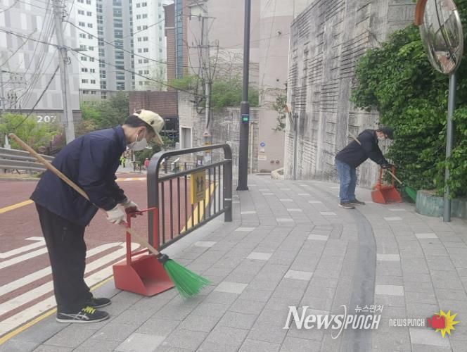 동행일자리 사업 참여자가 근무하는 모습