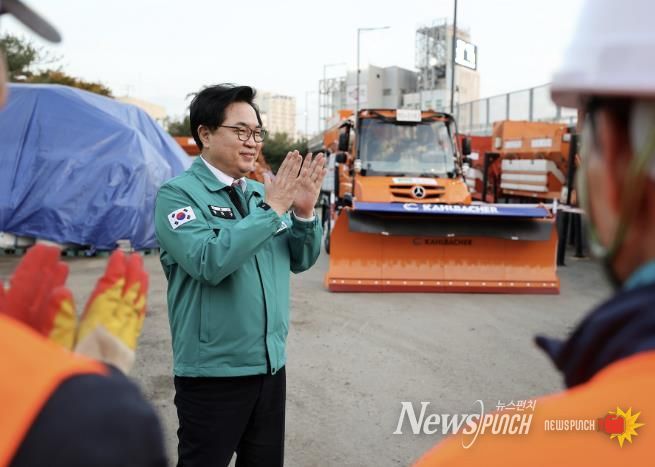 박일하 동작구청장이 지난 11일 노량진동 제설발진기지에서 신규 도입한 제설 전문 차량 ‘유니목’을 확인하고, 요원들에게 안전한 현장 작업을 당부하고 있다