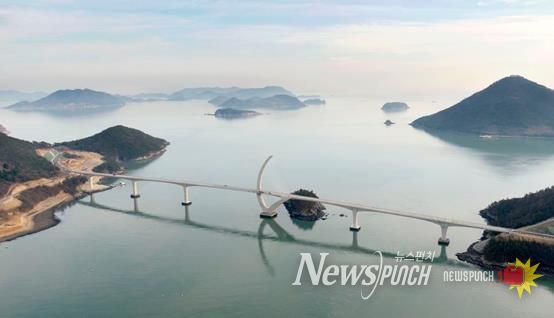 여수와 고흥을 연결하는 해상교량을 달리는 ‘2025 여수일레븐브리지마라톤’이 올해 제1회 대회로 오는 29일 첫선을 보인다.