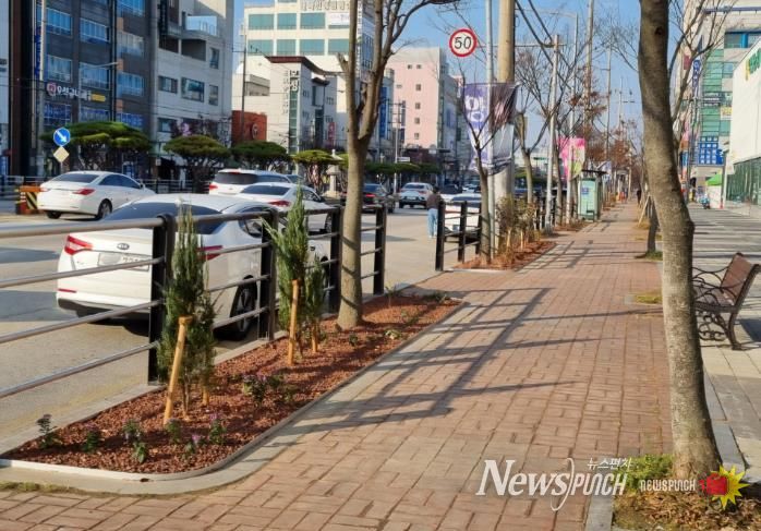 도심에 자연을 더하다…익산시, 하나로 화단 새단장